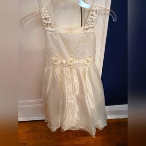 Flower girl dress Size 7 off white Que hermosa